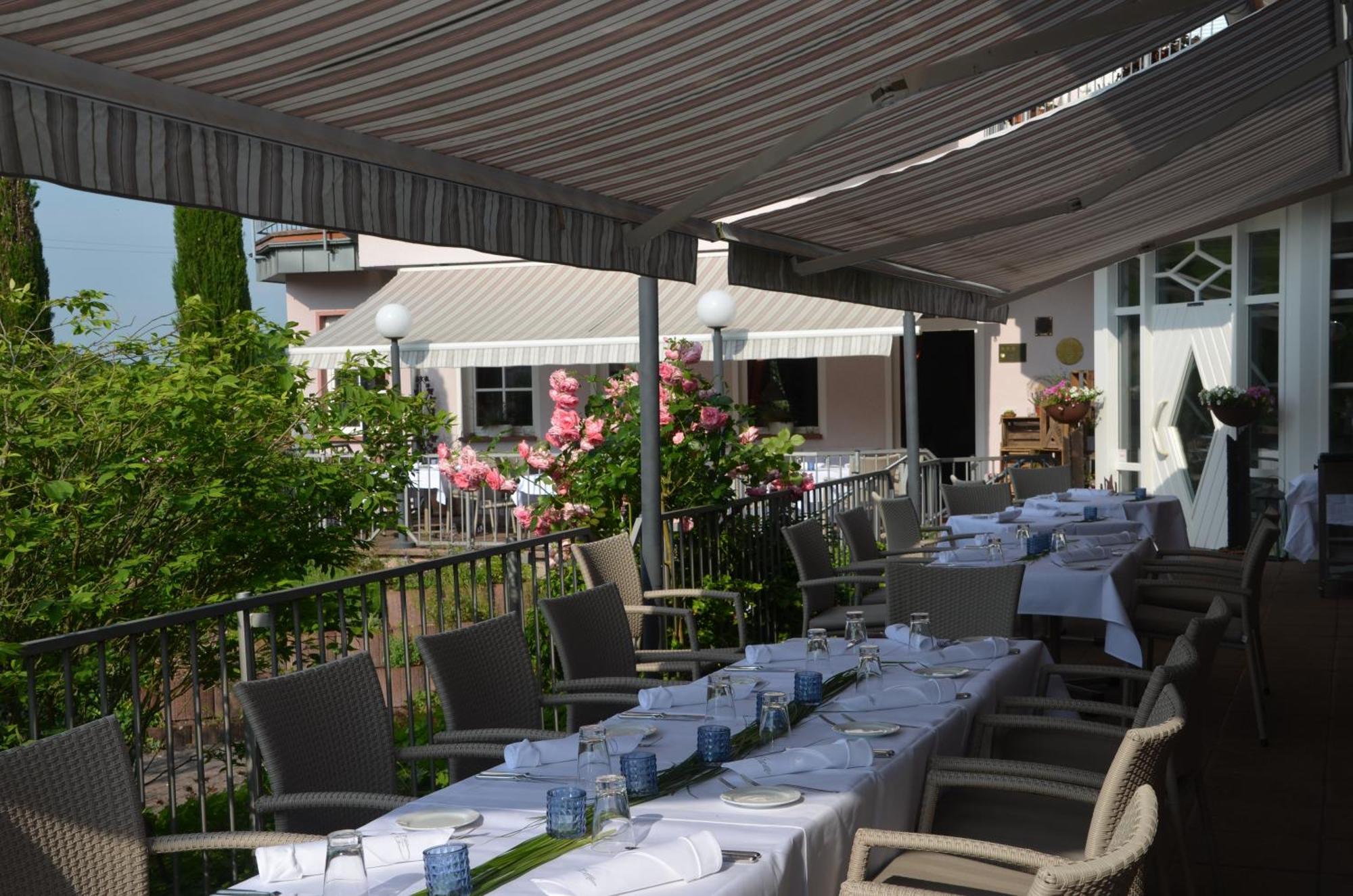 Castell Hotel & Restaurant Leinsweiler Exterior foto
