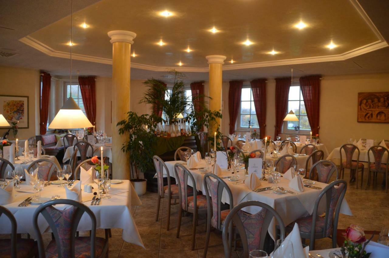 Castell Hotel & Restaurant Leinsweiler Exterior foto